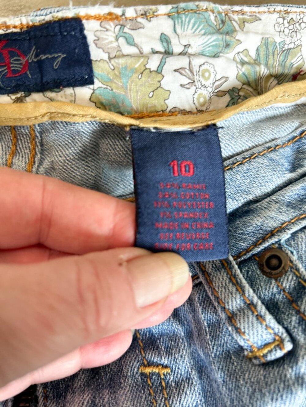 Women's Capri Embroidered Capri Jeans, Size 10 - Picture 4 of 9